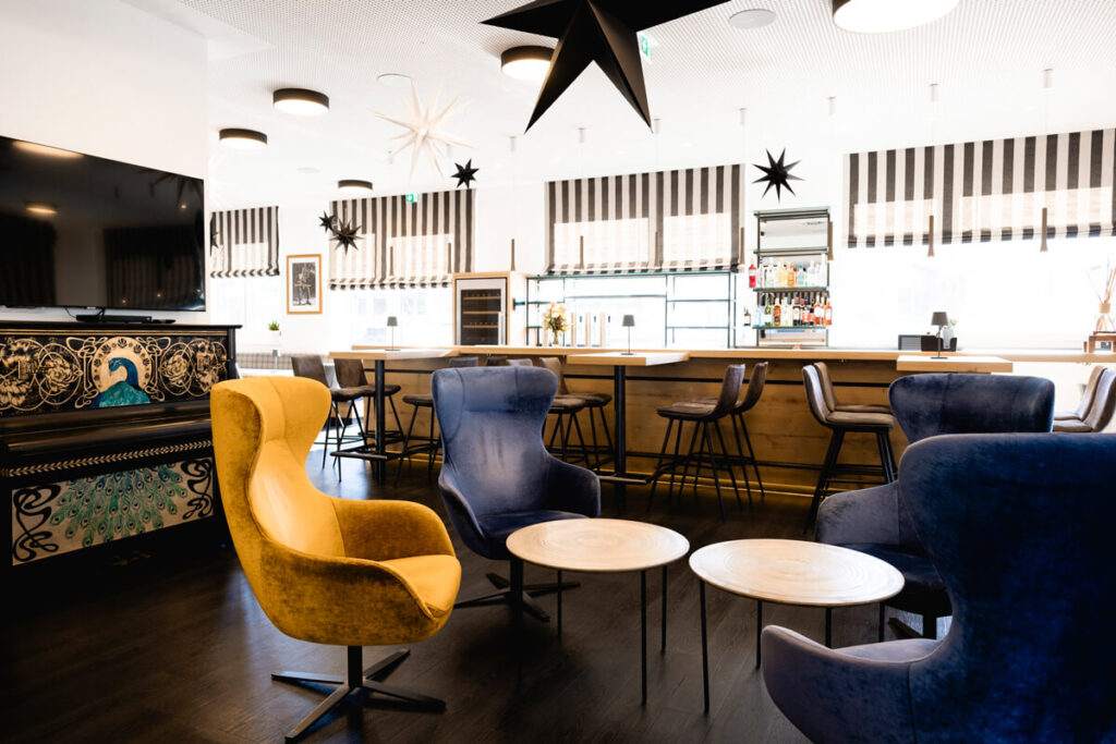 Hotelbar und Sonnenterrasse des Hotel Goldene Gams in Kematen, Tirol